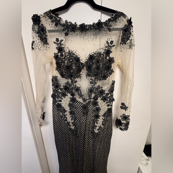 Elegant Black and Cream Floral Dress - Picture 4 of 9